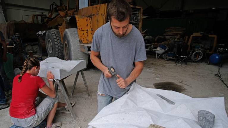 Mladi umetniki klesali nabrežinski kamen