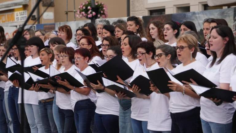 John Rutter na Travniku vodil več sto pevcev in orkester