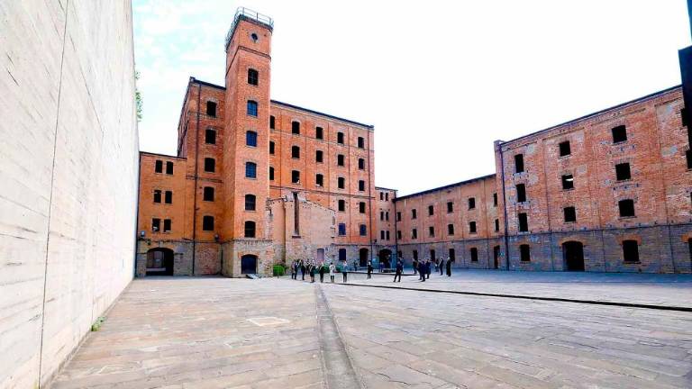 Spoštljiv poklon padlim ob 25. aprilu