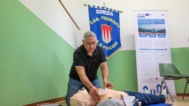 Prerezali trak pred novim trijezičnim defibrilatorjem
