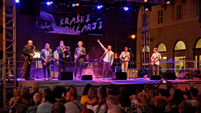 Border folk ritmi navdušili številno občinstvo na Verdijevem trgu