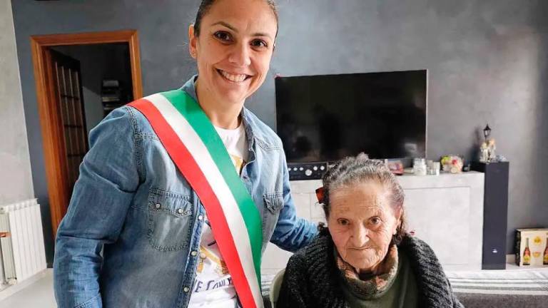 Gospa (98 let) iz Bilj na Sardinijo za volitve
