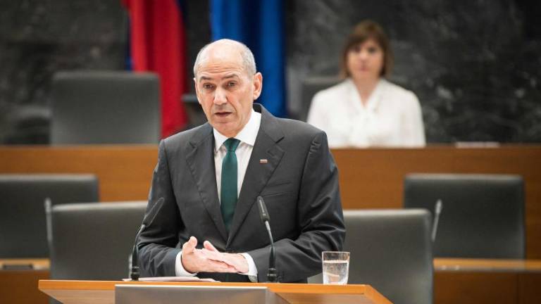 Janša za zaustavitev javnega življenja, koalicija se strinja