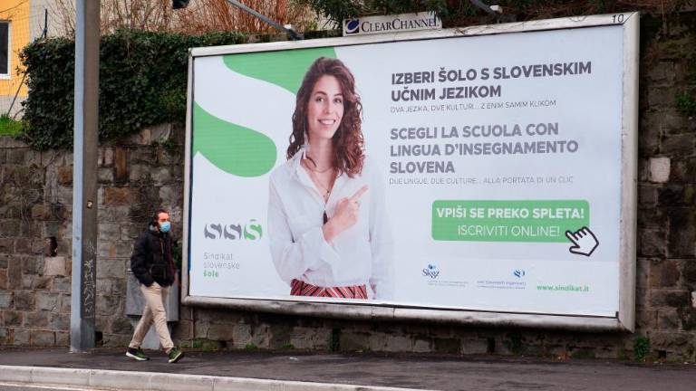 Dvojezični plakati vabijo v slovenske šole