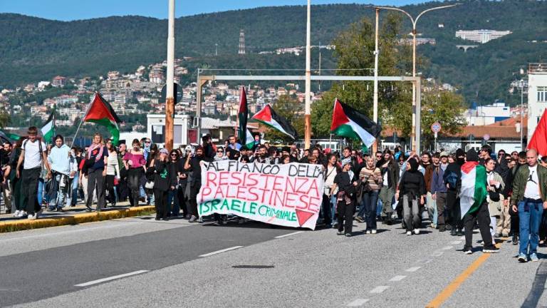 Blokirali so oba vhoda v pristanišče