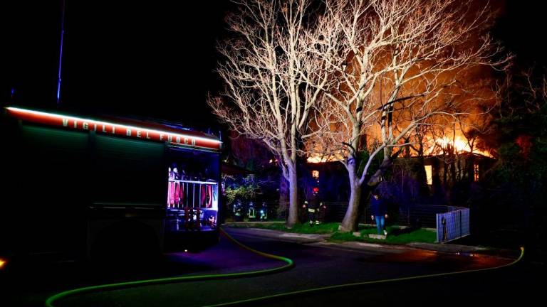 V Trstu zgorela zapuščena stavba (foto in video)