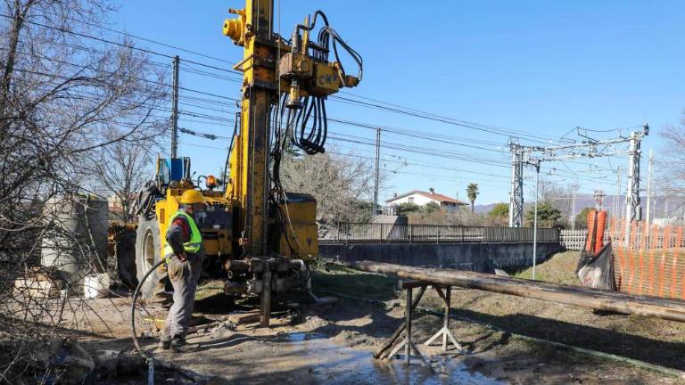 Z vrtinami se začenja gradnja veznega loka