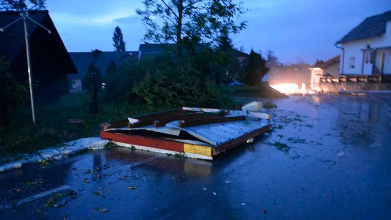 V občini Komenda in v Cerkljah neurje povzročilo ogromno škodo