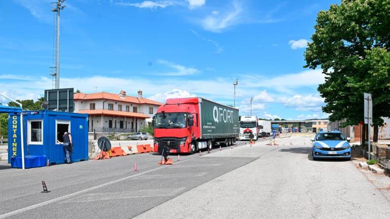 Pri Fernetičih začeli s popravljanjem cestišča in asfaltiranjem