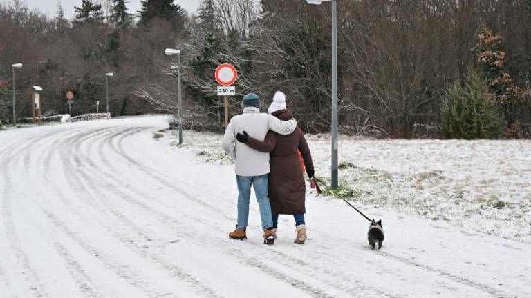 Rahlo sneženje tudi jutri, v četrtek izrazita ohladitev