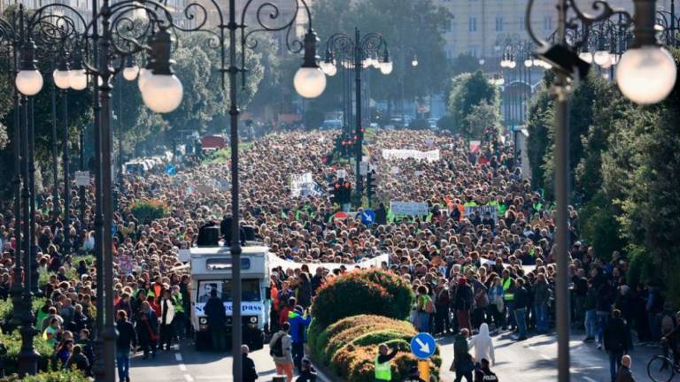 Več tisoč demonstrantov proti obveznemu covidnemu potrdilu