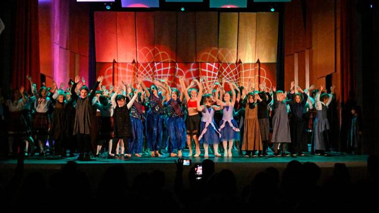 Pisan in raznolik odrski nastop