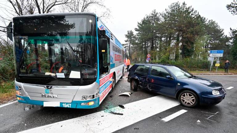 Na Rouni trčili dva avtomobila in mestni avtobus