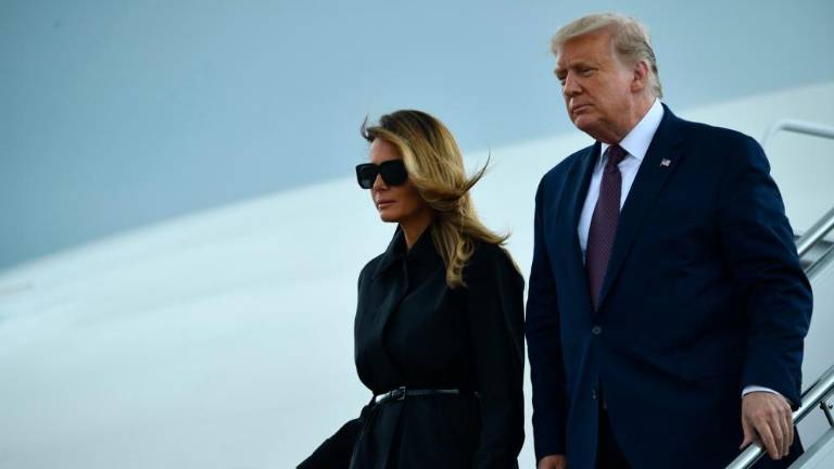 Donald Trump in Melania okužena