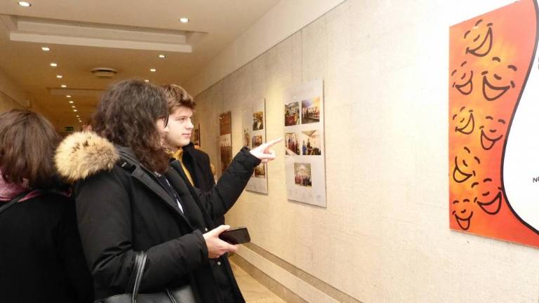 Spomin ohranjajo s pogledom naprej