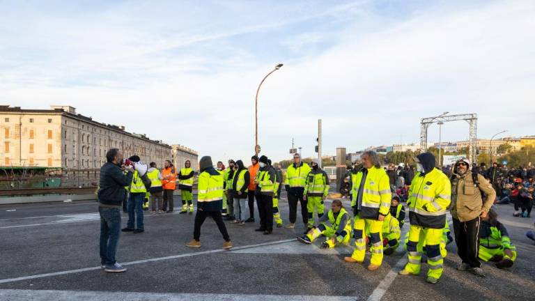 Zanemarjanje pravil je delavce privedlo do protesta proti covidnemu potrdilu