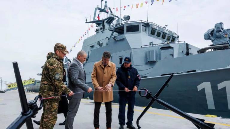 Prenovljeno vojaško ladjo Triglav v prvem lastnem privezu sprejeli s častmi