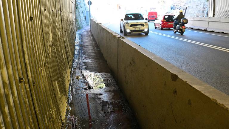 Kljub sanaciji v predoru Bombelj še vedno pušča voda (video)