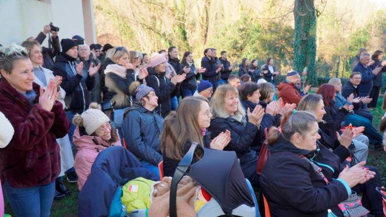 Ob obletnici otroci vrtcu zapeli himno