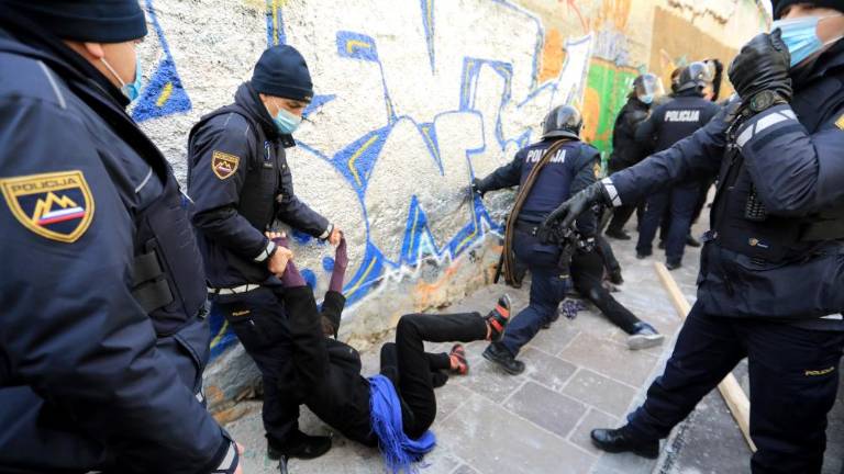 V Ljubljani rušijo Tovarno Rog, policija nasilno nad skvoterje