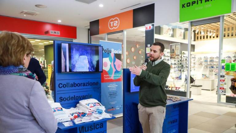 Dvojezičnost spodbujajo s »poljubi«