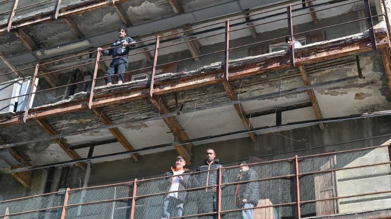 Župan za izgon migrantov, ICS prosilcem za azil v bran