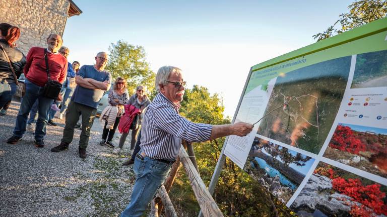 Pri Doberdobu pešpot med jezerom, skalami in zgodovino in kraško goščo