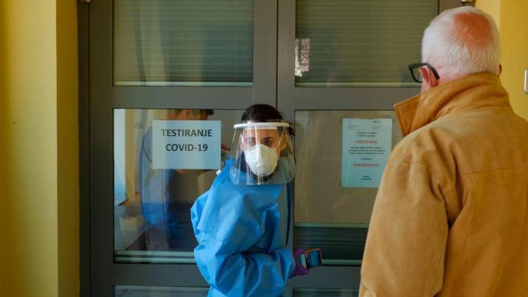 Število hospitaliziranih covidnih bolnikov brez večjih sprememb