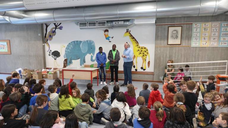 V Kenijo se bosta vrnila s kovčkom, polnim šolskih potrebščin