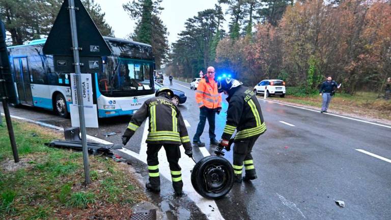 Na Rouni trčili dva avtomobila in mestni avtobus
