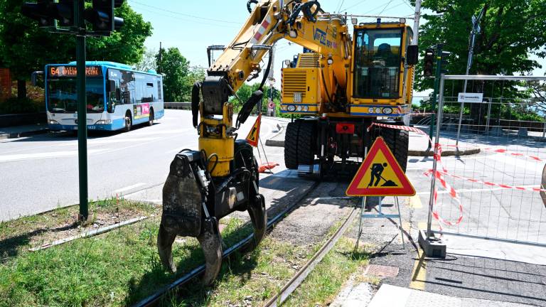 Na tramvajskih tračnicah že pripravljen bager z mogočnimi kleščami