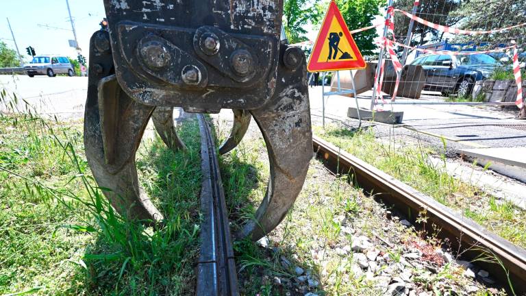 Na tramvajskih tračnicah že pripravljen bager z mogočnimi kleščami