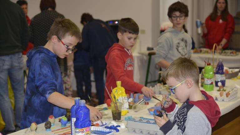 Barvanje pirhov spodbudilo otroško ustvarjalnost