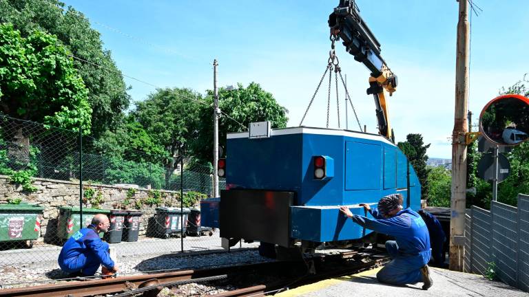 Prvega od vozov postavili nazaj na tramvajsko progo (foto)