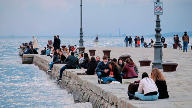 Ob pomolu Audace reševali osebo v morju
