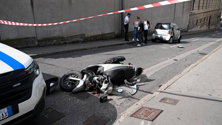 V križišču med ulicama Pauliana in Udine trčila avtomobil in skuter