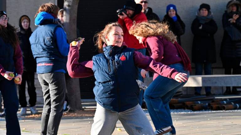 Okrogla obletnica obmetavanja z jabolki
