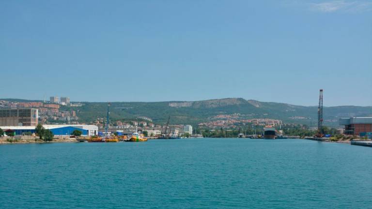 Pristaniški terminal za pretovor cementa spet operativen