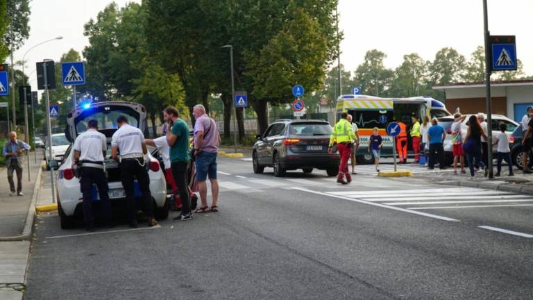 Avtomobil zbil deklico