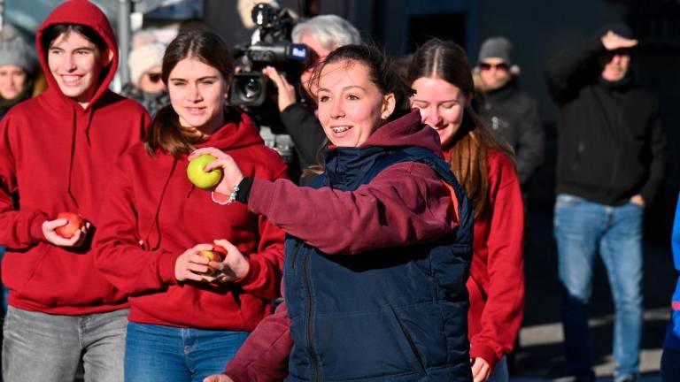 Okrogla obletnica obmetavanja z jabolki