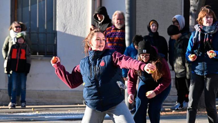 Okrogla obletnica obmetavanja z jabolki