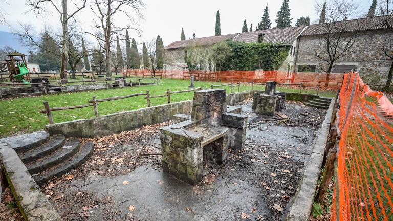 Oranžna mreža okrog žarov in igral