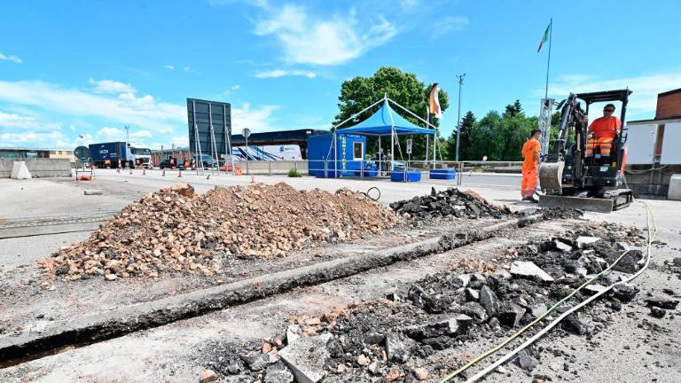 Pri Fernetičih začeli s popravljanjem cestišča in asfaltiranjem