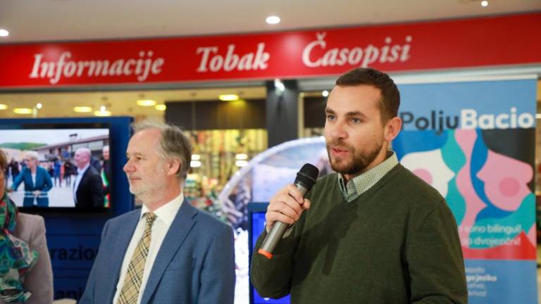 Dvojezičnost spodbujajo s »poljubi«