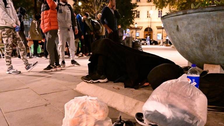 Ujeti v birokraciji spijo pod zvezdami