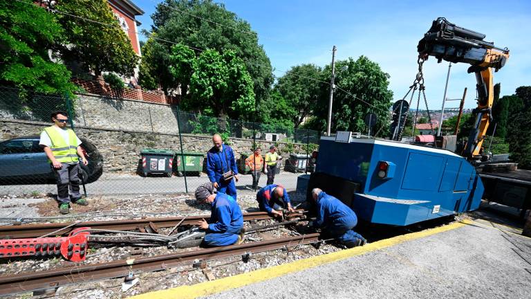 Prvega od vozov postavili nazaj na tramvajsko progo (foto)