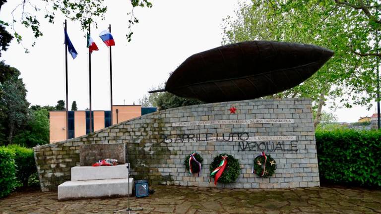 Oskrunili spomenik pri Sv. Ani