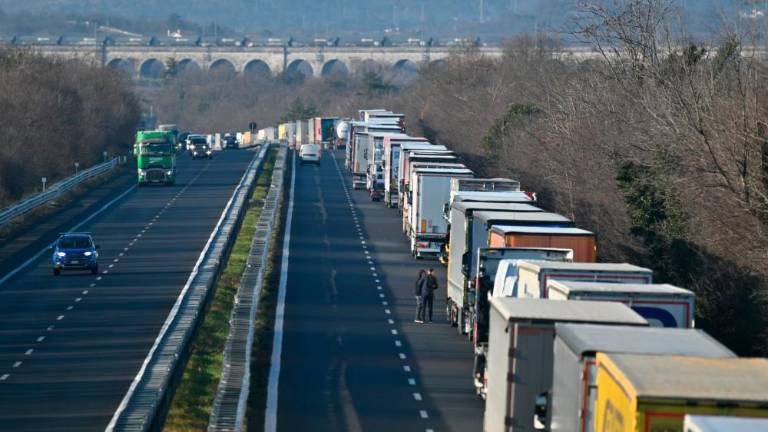 Na avtocesti trčila trojica tovornjakov, zastoj od Proseka do Moščenic