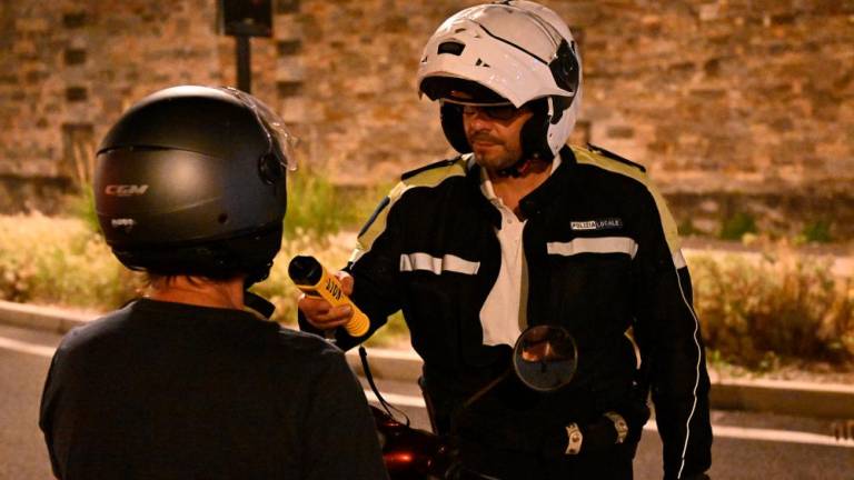 Zasledovali pijanega motociklista, ki je divjal po mestnih ulicah