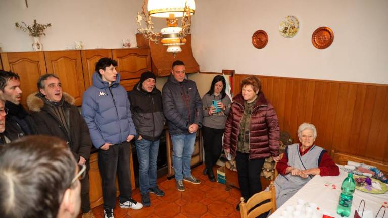 Koledniška pesem odmevala med snežinkami